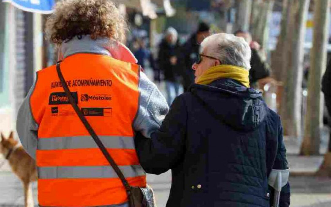 Más Madrid Móstoles presenta una propuesta para recuperar los programas de acompañamiento a mayores y personas dependientes
